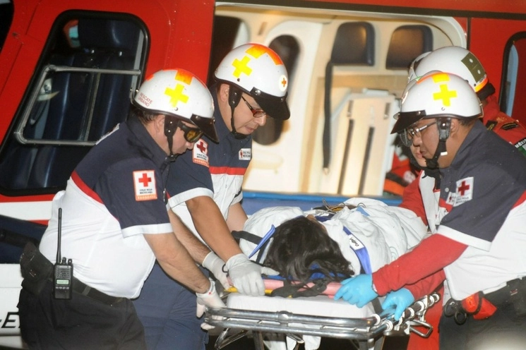 Personal de la Cruz Roja traslada a una menor en imagen de 2014. Foto Cuartoscuro
