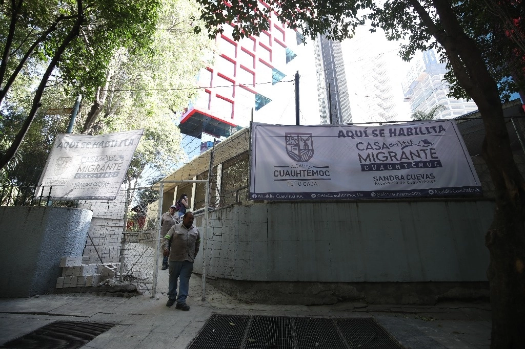 La Secretaría de Desarrollo Urbano y Vivienda de la capital del país emitió "oficios de denuncias" para que se revise la legalidad de los trabajos de rehabilitación de la Casa del Migrante, que colinda con el jardín Reyes Heroles en Paseo de la Reforma, los cuales deben contar con permisos del Inbal y el INAH, entre otros. Foto Yazmín Ortega



