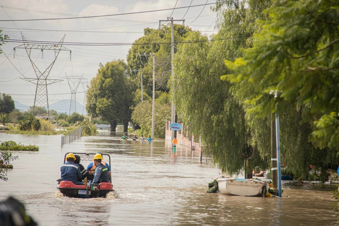 Hace un par de días, soldados y personal de protección civil evacuaron a habitantes del fraccionamiento La Rueda, en San Juan del Río, Querétaro, que se inundó con al menos metro y medio de agua tras las intensas lluvias. Foto Cuartoscuro 