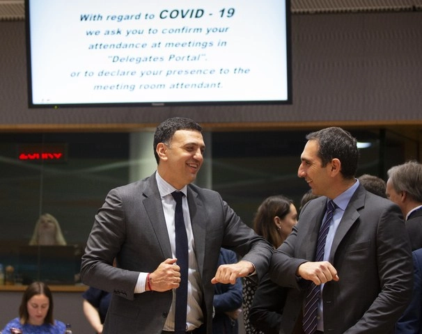 "Ahora es el momento de que todos los griegos muestren su responsabilidad personal. Todas las escuelas estarán cerradas durante 14 días para ayudar a reducir la propagación del virus, dijo Vassilis Kikilias (izquierda), ministro de sanidad. Foto Ap