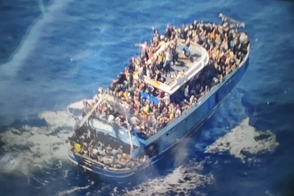 Decenas de migrantes abarrotan un barco de pesca que más tarde naufragó al sur de Grecia, el 14 de junio de 2023. Foto Guardia Costera de Grecia vía Ap

