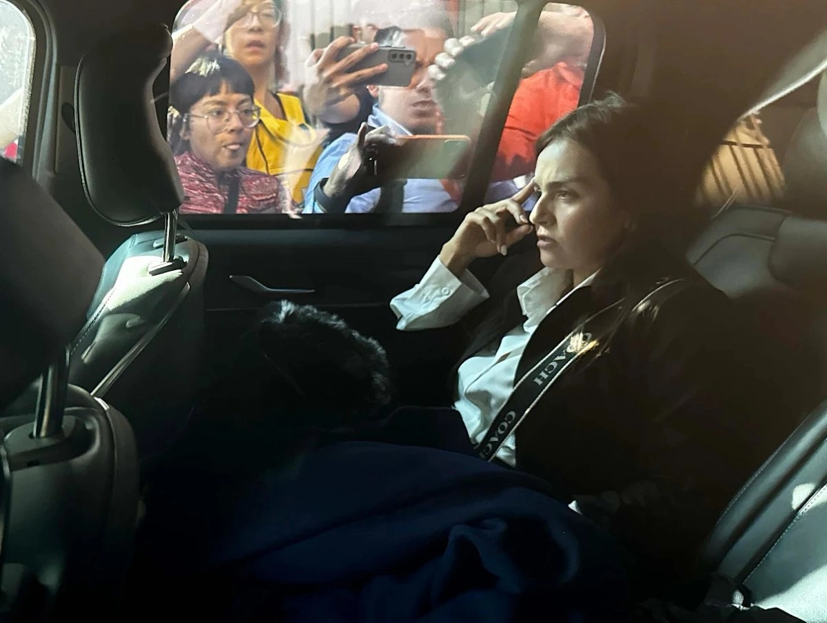 Tras un viaje de más de siete horas desde Uruapan y protegida por un fuerte dispositivo de seguridad, la viuda del alcalde Carlos Manzo, Grecia Quiroz, se reunió ayer con la presidenta Claudia Sheinbaum en Palacio Nacional y se retiró sin dar declaraciones. Foto
