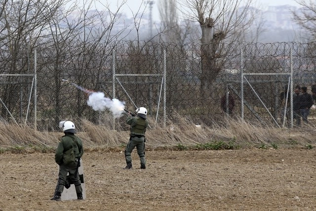 La policía griega lanzó gas lacrimógeno y granadas aturdidoras para rechazar un intento de migrantes de cruzar la frontera terrestre desde Turquía. Foto Ap 