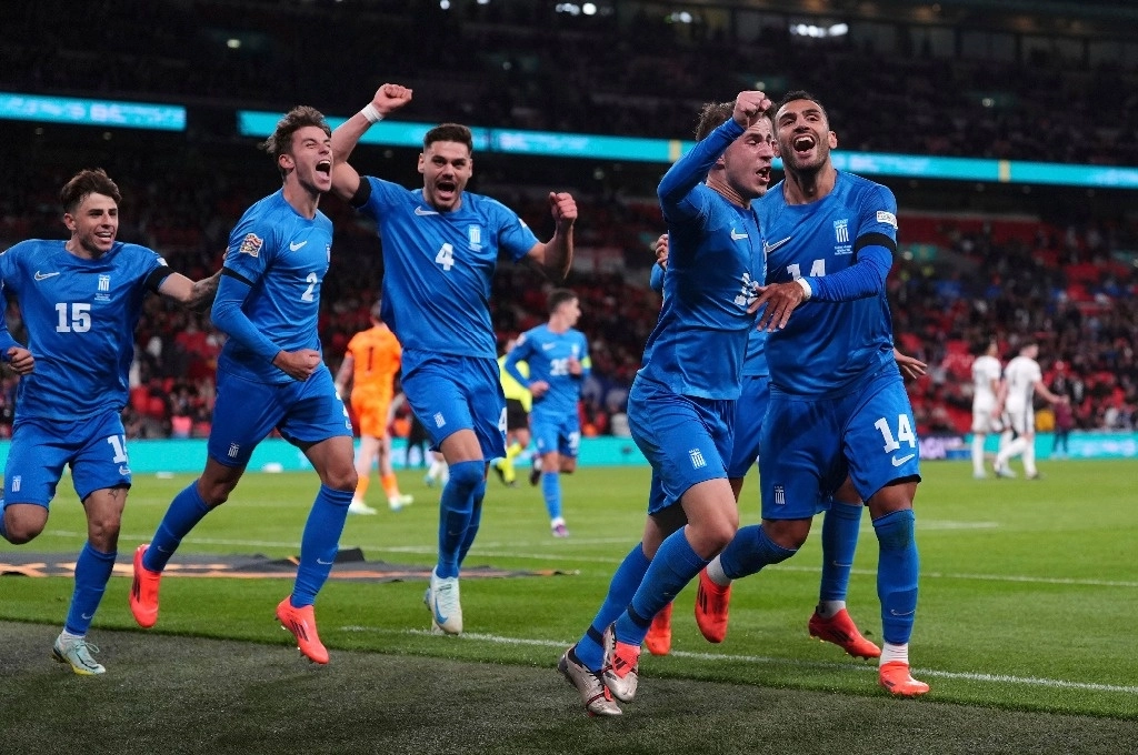 El doblete de Vangelis Pavlidis (49, 90+4) ofreció a los griegos, en duelo por la muerte del internacional George Baldock, la primera victoria de su historia ante Inglaterra. Foto Ap