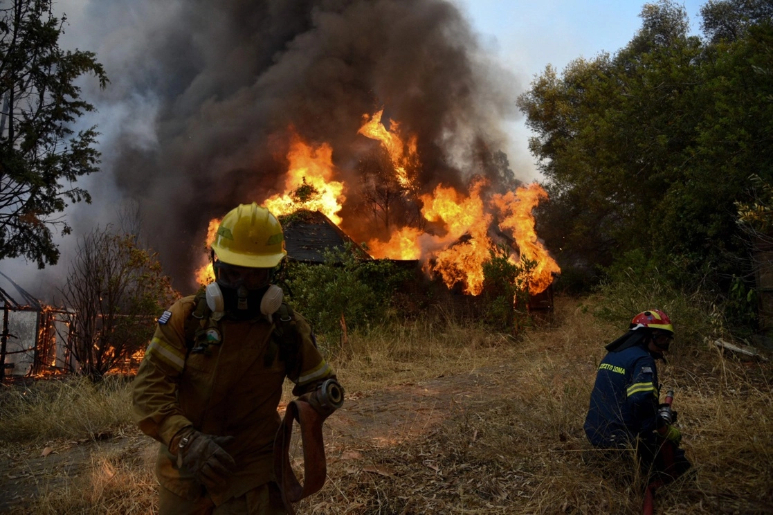 Los bomberos griegos continuaba luchando contra dos importantes incendios en la isla de Rodas y en el noroeste del Peloponeso. La imagen, en la ciudad de Labiri, el 31 de julio de 2021. Foto Afp 