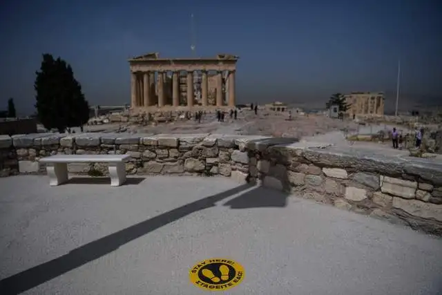 La Acrópolis de Atenas, monumento emblemático de la Antigüedad, reabrió al público este lunes. Foto Afp 