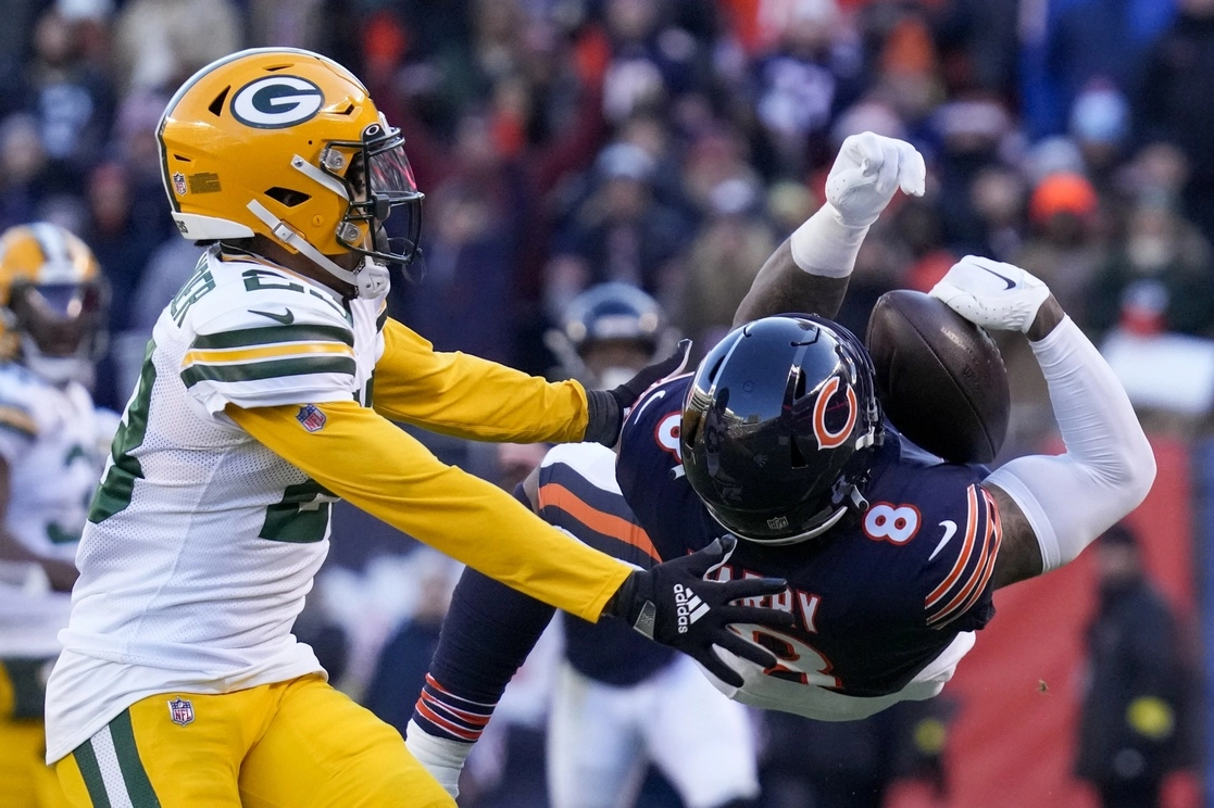 N'Keal Harry de los Osos de Chicago logra una vistosa recepción ante la defensa de Jaire Alexander,, de los Empacadores de Green Bay. Foto Ap
