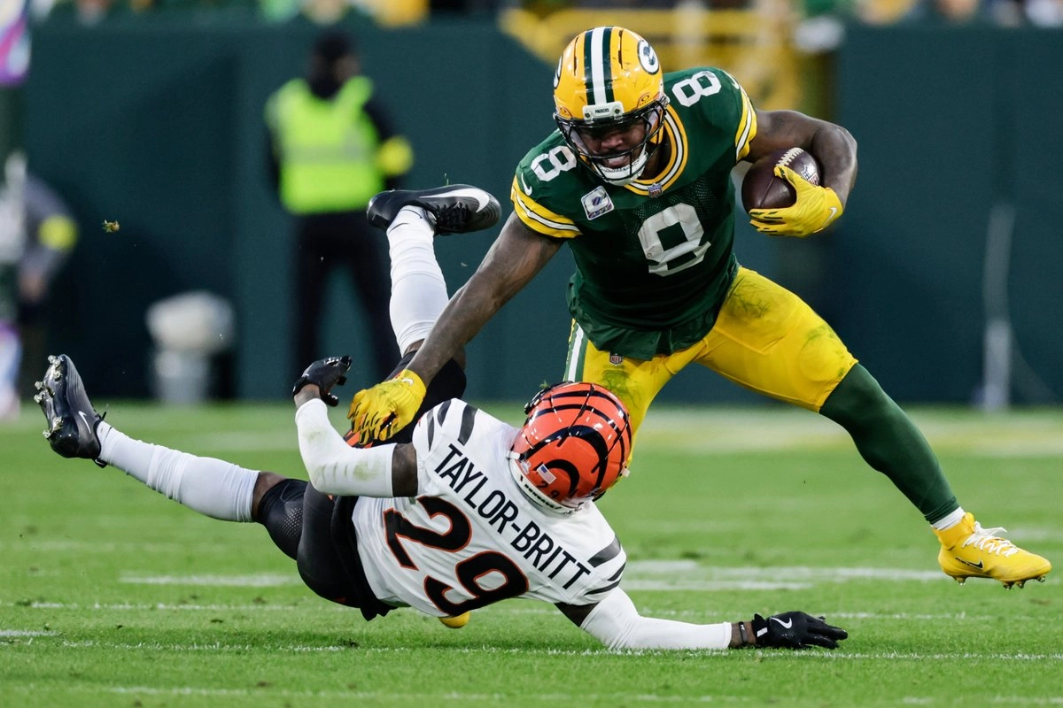 El corredor de los Empacadores de Green Bay, Josh Jacobs (8), corre cerca del esquinero de los Bengalíes de Cincinnati, Cam Taylor-Britt (29), en la segunda mitad de un partido de fútbol americano de la NFL, el domingo 12 de octubre de 2025, en Green Bay, Wisconsin. 