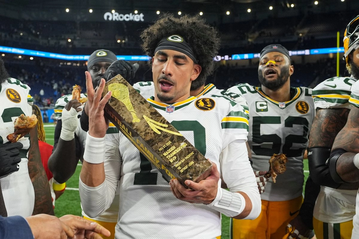 Jordan Love, pasador de los Empacadores de Green Bay, guió a su equipo con cuatro pases de touchdown, igualando su mejor marca, para derrotar por 31-24 a los Leones de Detroit este jueves en la jornada 13 por el Día de Acción de Gracias. Foto