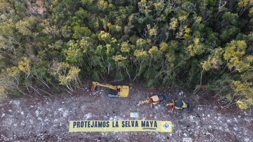 Los activistas señalan que los trabajos en el último de los cuatro cambios de su trazo, la ruta del Tren Maya se adentra cada vez más en la selva, el 28 de marzo de 2022. Foto tomada del Twitter de @selvamedeltren