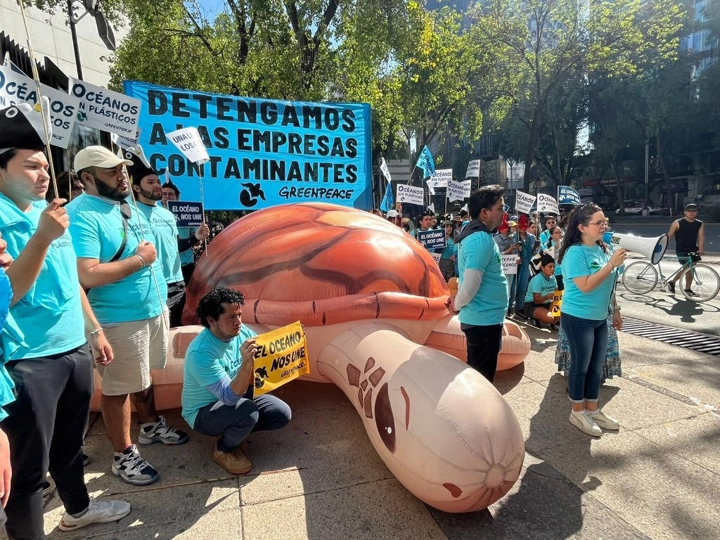  Greenpeace lanza su campaña ‘Océano Sin Plásticos’, afuera del Senado de la República, en Paseo de la Reforma, en la Ciudad de México, el 25 de Febrero de 2024. Foto Luis Castillo