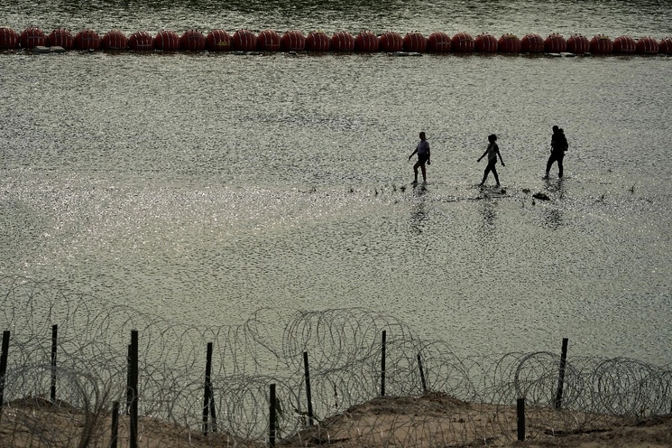 Migrantes caminan en el río Grande del lado mexicano. Foto Ap/ archivo