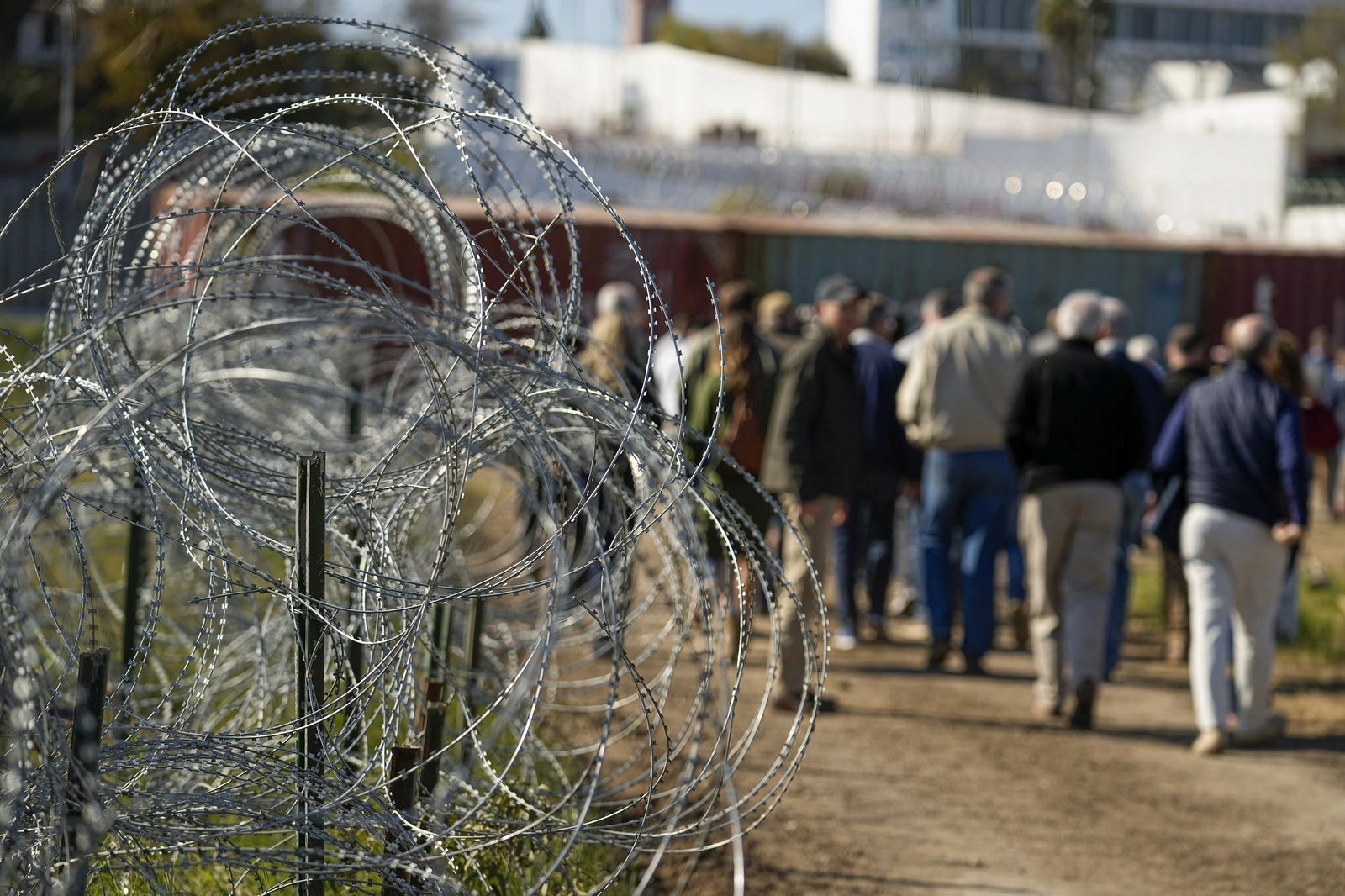 miembros del Congreso recorren un área cerca de la frontera entre Texas y México, el 3 de enero de 2024, en Eagle Pass, Texas. Foto Ap
