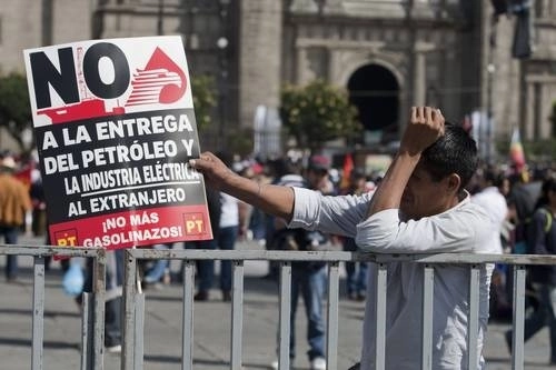 Asistente a una asamblea de Morena contra la reforma energética. Foto Cristina Rodríguez / Archivo
