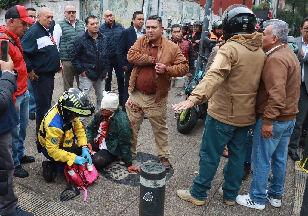 Rubén Choreño, que lideró la irrupción en la sede del sindicato, quedó herido sobre la banqueta. Foto Alfredo Domínguez



