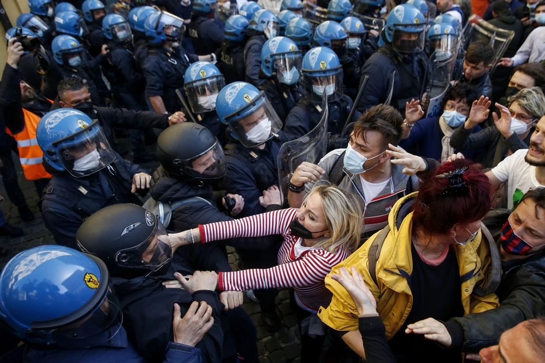Dueños de restaurantes y otros negocios, furiosos por las restricciones impuestas por la pandemia de coronavirus, se enfrentaron con la policíafrente al Parlamento en Roma, el 6 de abril de 2021. Foto Ap 