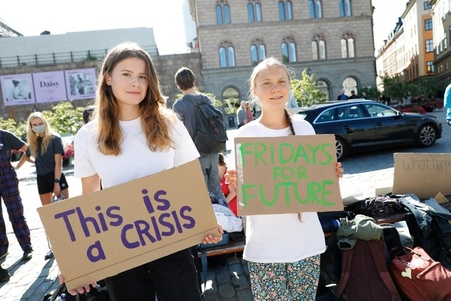 La activista alemana Luisa Neubauer y la sueca Greta Thunberg protestan frente al Parlamento sueco durante una manifestación semanal de Fridays for Future, en Estocolmo, el 20 de agosto de 2021. Foto TT News Agency vía Afp