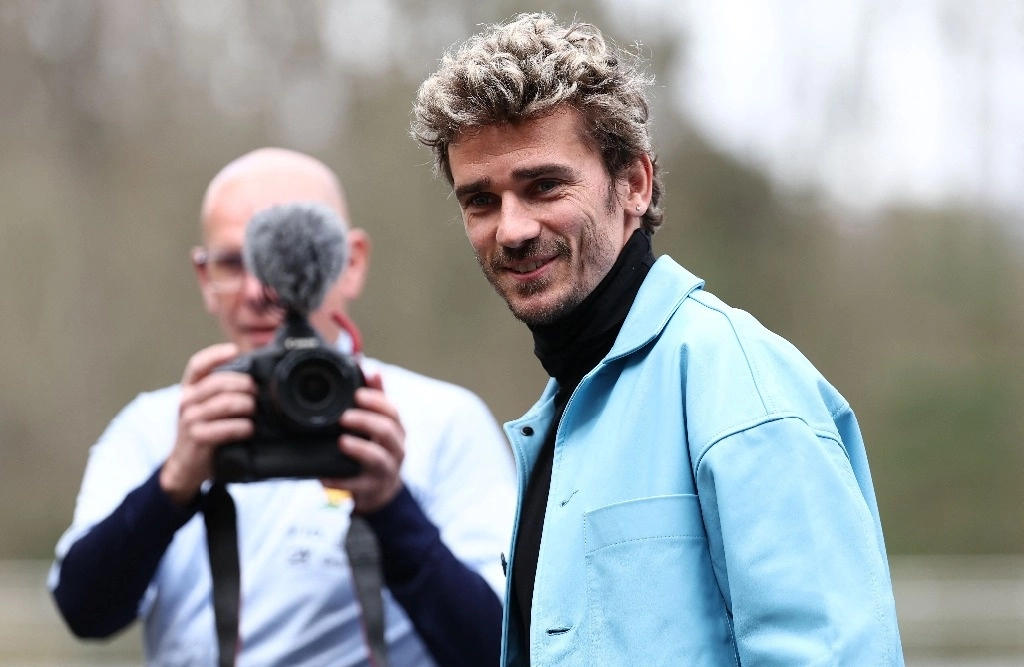 El delantero francés Antoine Griezmann llega a Clairefontaine-en-Yvelines el 18 de marzo de 2024 como parte de la preparación del equipo para los próximos partidos amistosos de fútbol. Foto Afp