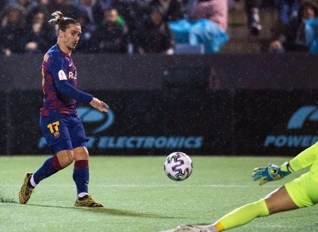 El Barcelona sufrió muchísimo en su visita al Ibiza (tercera categoría del futbol español), ante el que tuvo que remontar para terminar ganando 1-2 gracias a un doblete de Antoine Griezmann, que firmó el gol del triunfo en el descuento final. Foto Afp