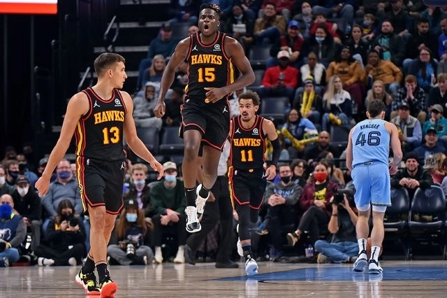 Clint Capela de los Atlanta Hawks (c) festeja tras una anotación en el encuentro. Foto Afp