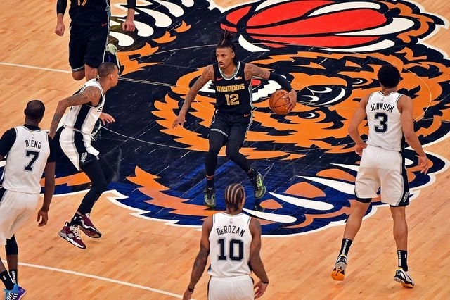 Ja Morant de los Grizzlies de Memphis (c) durante una jugada. Foto Afp 