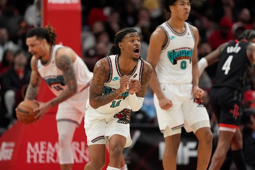 Ja Morant (centro) logró 21 puntos y 12 asistencias para liderar este miércoles a los Grizzlies de Memphis en una victoria por 129-115 sobre los Spurs de San Antonio. Foto Ap.