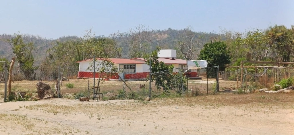 Al menos 20 sujetos armados despojaron de sus autos y pertenencias a maestros de tres escuelas en Coyuca de Benítez, Guerrero. Foto Difundida en redes sociales 