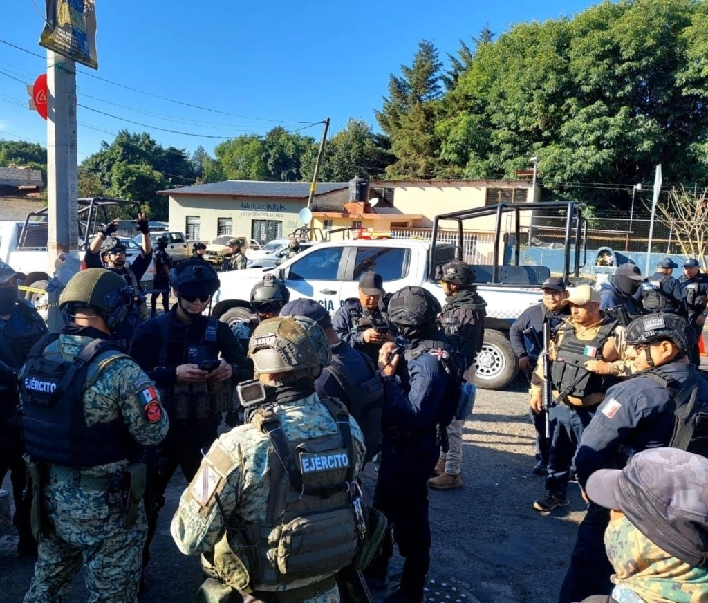 Fuerzas federales y estatales implementaron un operativo en las carreteras de acceso a Los Reyes, Zamora y Jiquilpan para dar con los agresores. Foto Tomada de X @SSeguridad_Mich