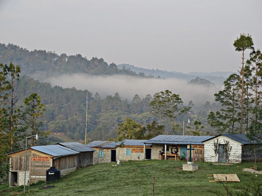 Campamento de observación civil en la comunidad de San Gregorio, en el municipio autónomo zapatista Lucio Cabañas, donde 15 hombres armados atacaron ayer el poblado 16 de Febrero. Foto cortesía del Frayba