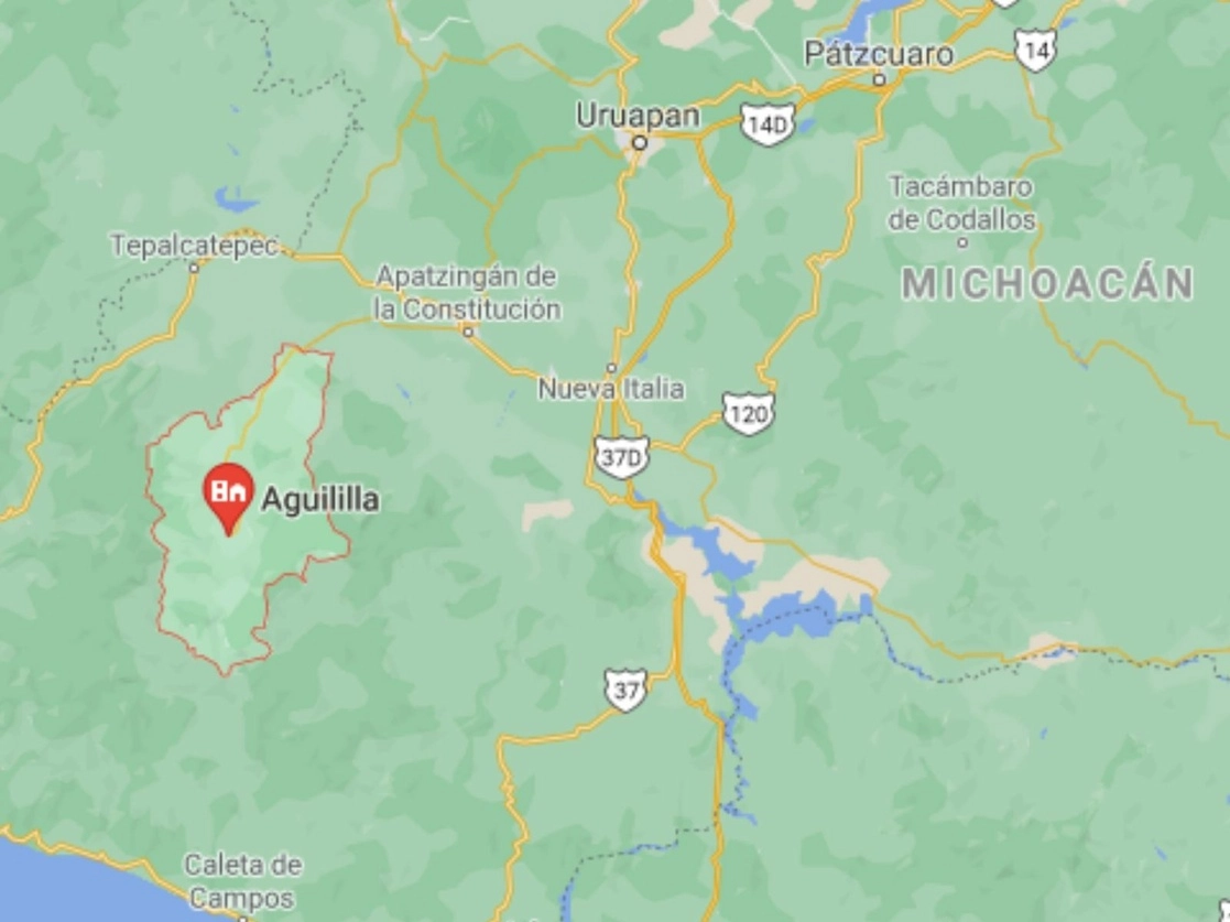 En la localidad de El Aguaje, municipio de Aguililla, elementos de la policía de Michoacán fueron agredidos por un grupo civil armado que lanzó granadas, así como explosivos desde drones, tras lo cual dos agentes resultaron lesionados, informó la SSP estatal. Imagen tomada de Google Maps