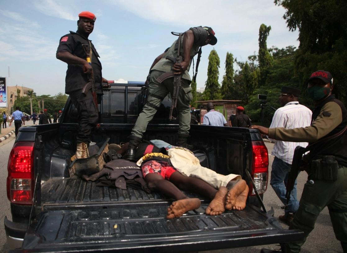 Pese a las detenciones logradas por la policía de Nigeria aún quedan 575 reos prófugos. Foto Afp/Archivo