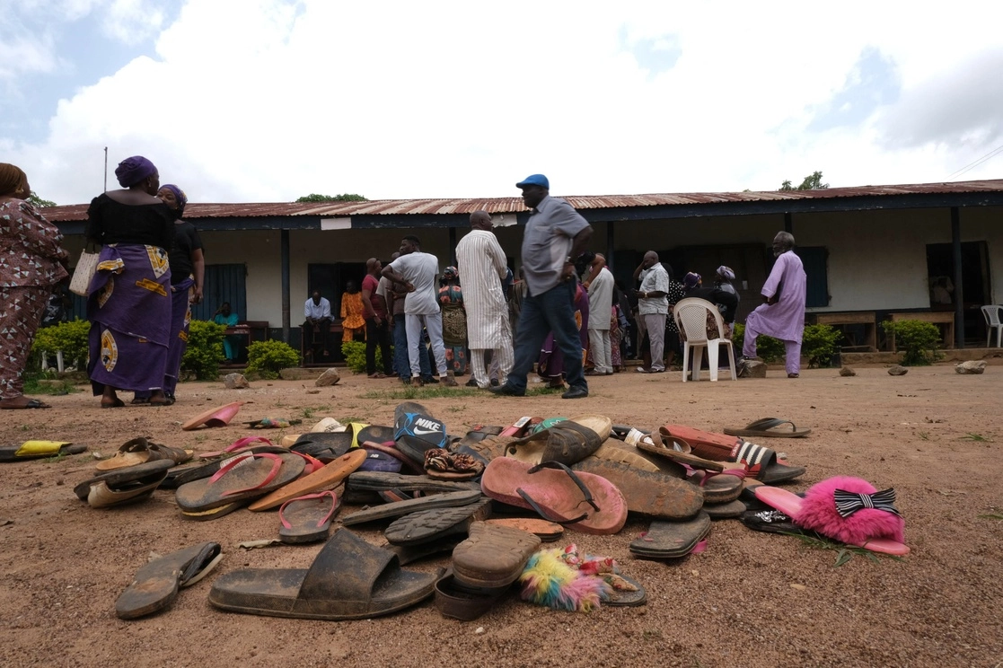 Las pertenencias de un grupo de alumnos secuestrados en Nigeria, el pasado 14 de julio. Foto Afp 