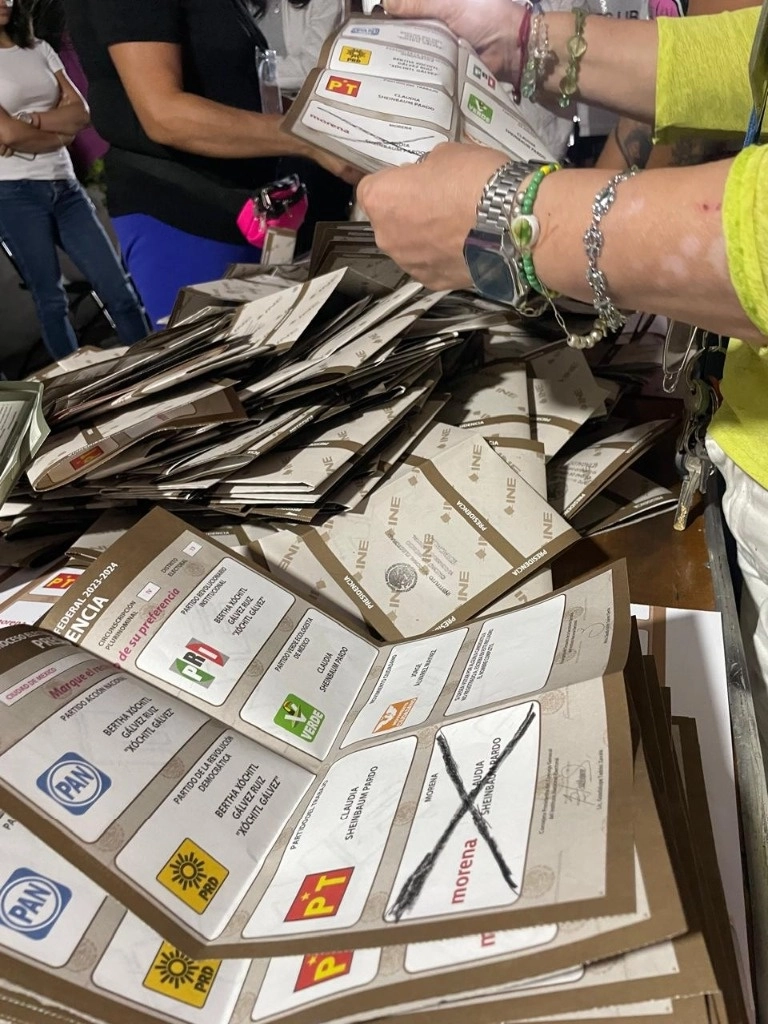 
Representantes de los partidos Morena, Revolucionario Institucional y Acción Nacional en el Consejo del IEE, coincidieron en señalar casos de paquetes de papeletas que fueron abandonados por los funcionarios de casilla. Foto Roberto García Ortiz