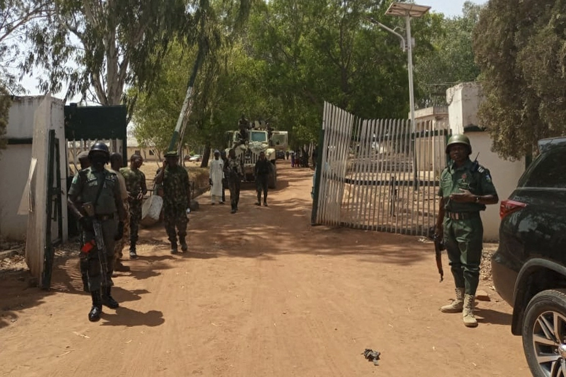 La policía y el ejército nigeriano en las inmediaciones de la escuela atacada por un grupo armado en la ciudad de Mando, al norte del país, el 12 de marzo de 2021. Foto Afp