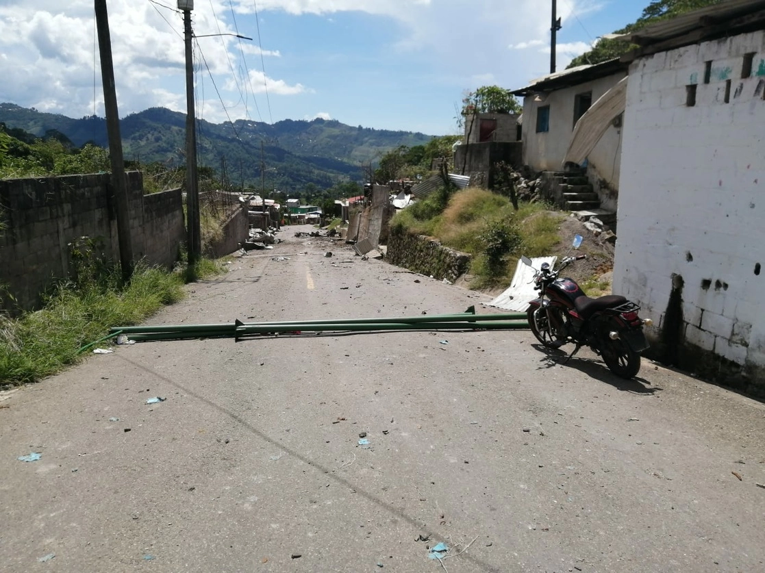 En Pantelhó, Chiapas, se registraron enfrentamientos entre un grupo ligado a las autoridades municipales y otro destacamento conformado para repeler las agresiones. Foto Elio Henríquez