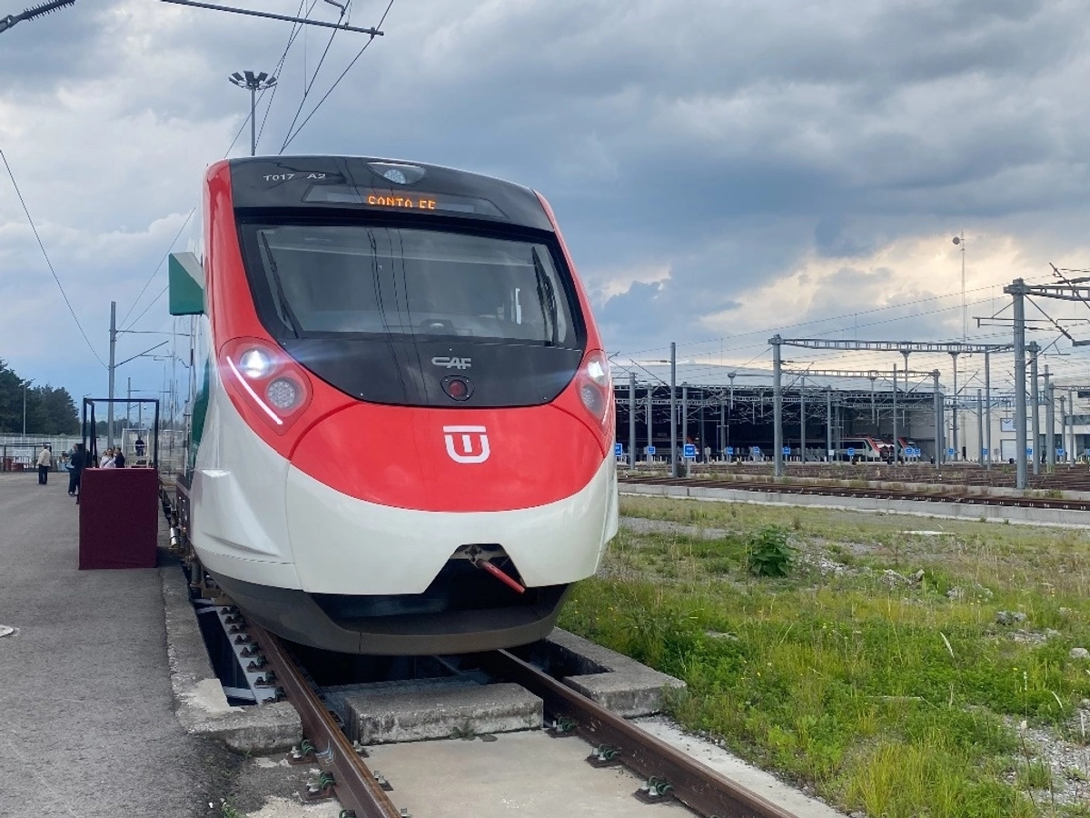Tren de pasajeros en imagen de archivo. Foto 