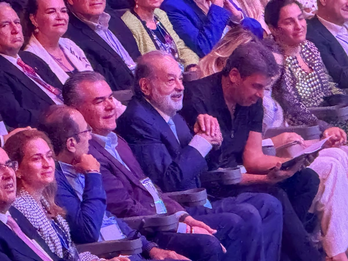 Carlos Slim Helú, con Francisco Cervantes, presidente del CCE, y Arturo Elías-Ayub, Director general de Fundación Telmex-Telcel. 