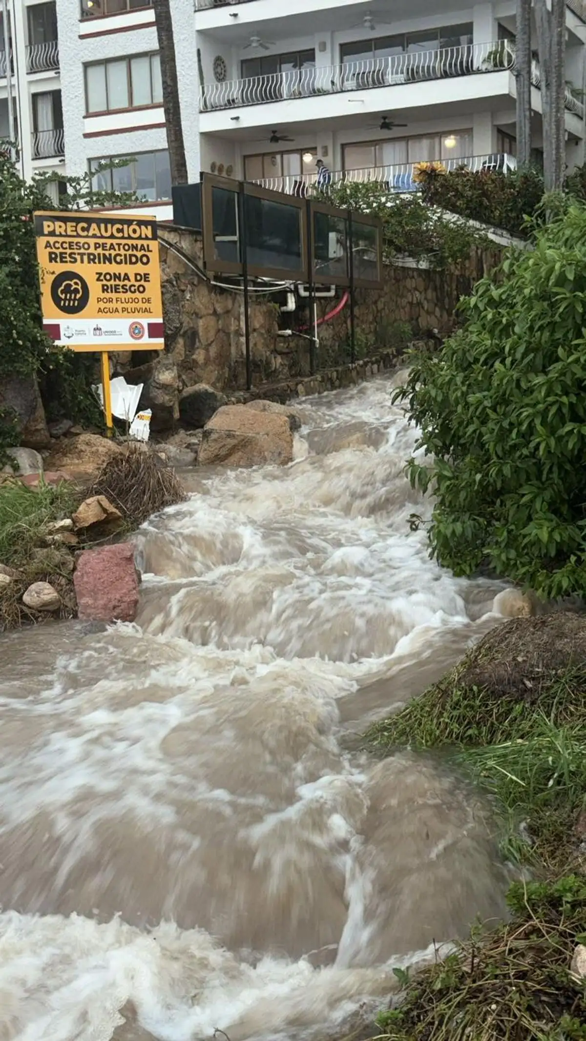 Intensas lluvias en Puerto Vallarta, Jalisco, atrapan a grupo de turistas en la playa