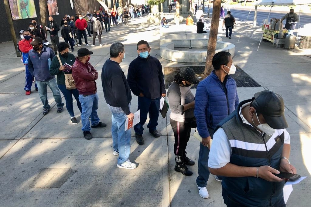También en la alcaldía Iztacalco, residentes entre 40 y 49 años realizaron una fila para recibir el refuerzo contra covid-19 con el biológico Sputnik V en el módulo instalado en la Sala de Armas, en la Ciudad de los Deportes, el 31 de enero de 2022. Foto Luis Castillo