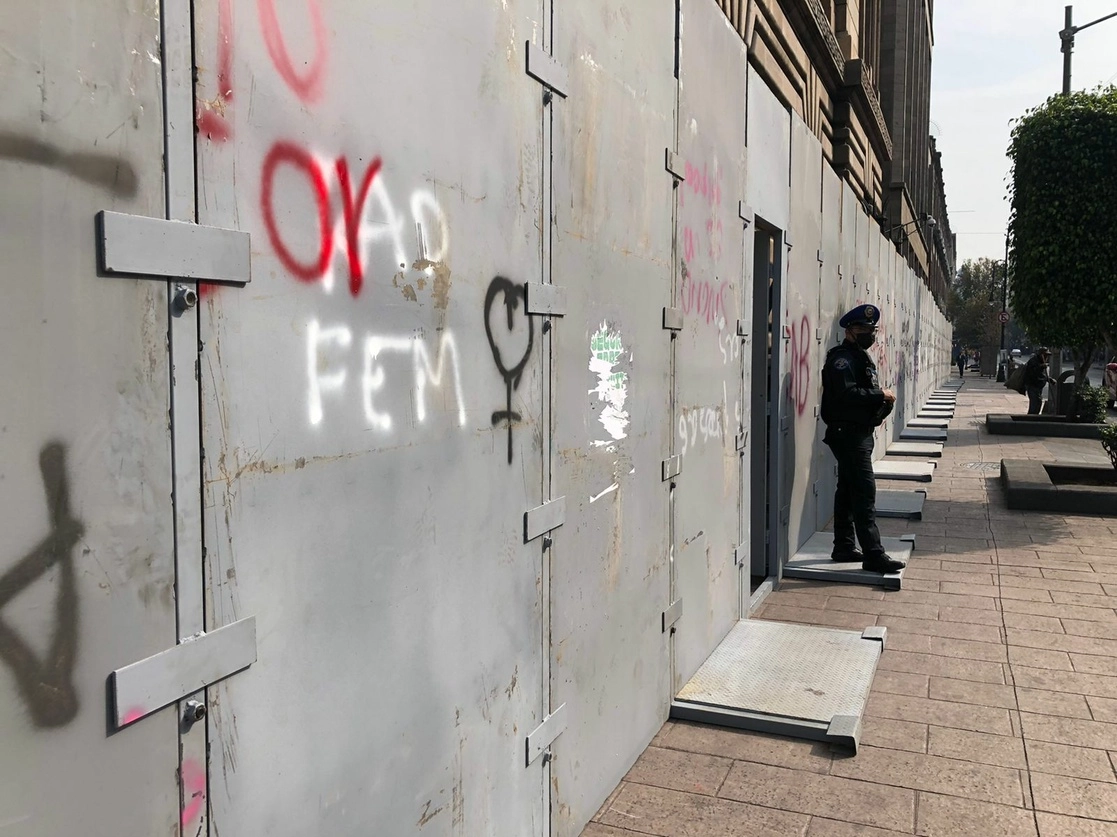Estructuras metálicas protegen edificios, debido a las marchas feministas en la Ciudad de México, en el marco del Día Internacional de la Eliminación de la Violencia contra la Mujer, el 25 noviembre de 2021. Foto Luis Castillo

