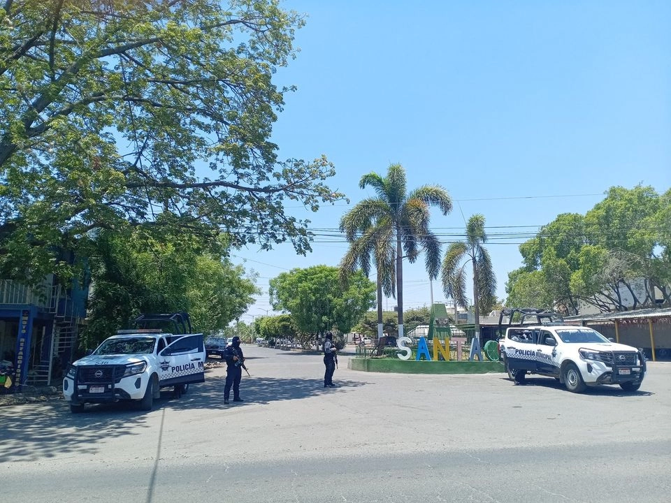 Elementos de la Guardia Civil –policía estatal-, Guardia Nacional y Ejército Mexicano se han movilizado a esta zona de Tierra Caliente para liberar las vialidades y tratar de detener a los delincuentes.
 