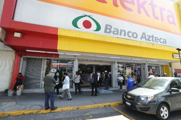 Desde inicios de abril, Elektra y Banco Azteca recurrieron a la protección de la justicia para no bajar las cortinas de sus negocios. Foto Yazmín Ortega