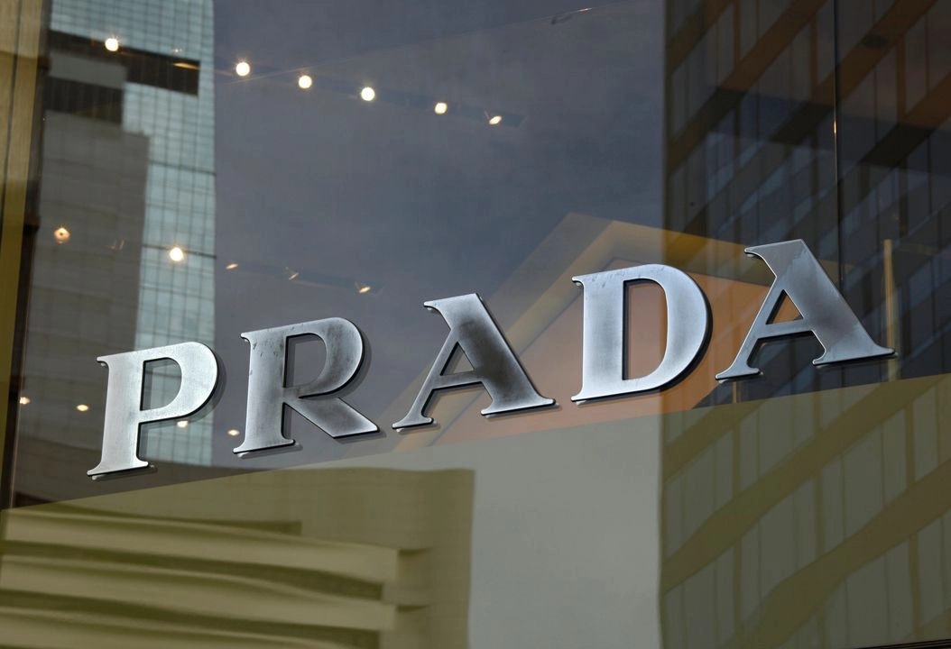 Logo de Prada vista en un exhibidor de Hong Kong. Foto
