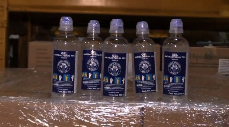Apenas el pasado 31 de marzo, el grupo donó 300 mil botellas de gel antibacterail al IMSS. Foto @Tu_IMSS