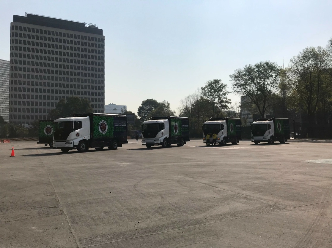 Inicio de operaciones de la flotilla eléctrica de transporte pesado de Grupo Modelo. Foto Bertha Tersa Ramírez