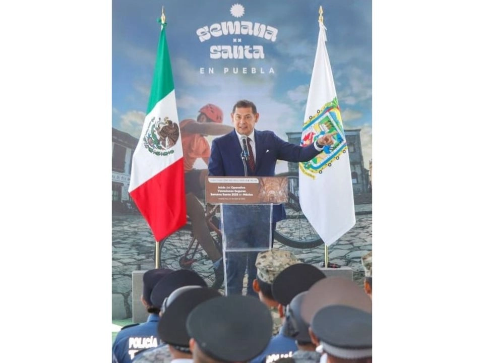 Alejandro Armenta Mier, gobernador de Puebla, ayer, durante el arranque del operativo de seguridad de Semana Santa, en la capital del estado, donde se refirió a la construcción de viviendas populares para policías estatales. Foto 
