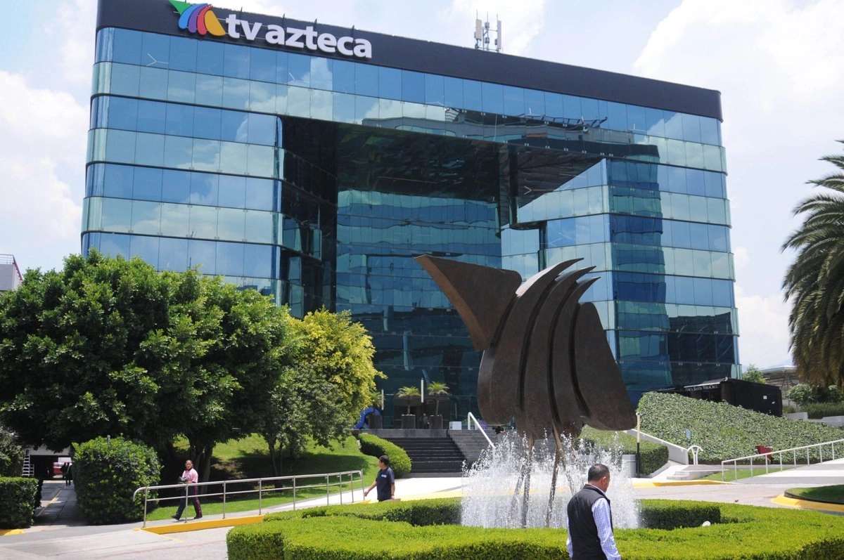 El 30 de octubre de 2025, el juzgado noveno civil le dio la razón a la Comisión Nacional Bancaria y de Valores, luego de que ésta solicitó la revocación de una medida que desde 2023 protegía a Tv Azteca, propiedad de Ricardo Salinas Pliego, para no hacer pública su información financiera. Foto 