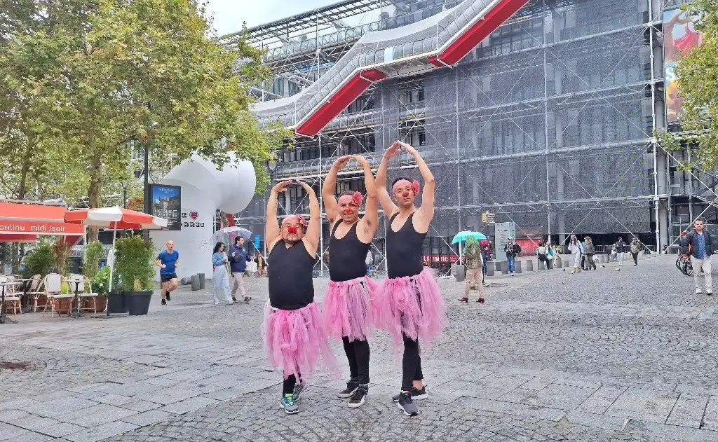 Miembros del grupo Cuatecomate y su director (izquierda) Benjamín Martínez en el Centro cultural Pompidou en París, Francia. Foto La Jornada