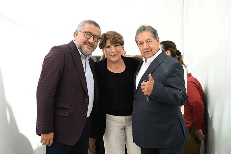 Horacio Duarte, coordinador de campaña; Delfina Gómez, candidata de la Coalición Juntos Haremos Historia a la gubernatura, e Higinio Martínez, delegado especial de Morena para la elección del estado de México y dirigente del Grupo Texcoco. Foto ‘La Jornada’