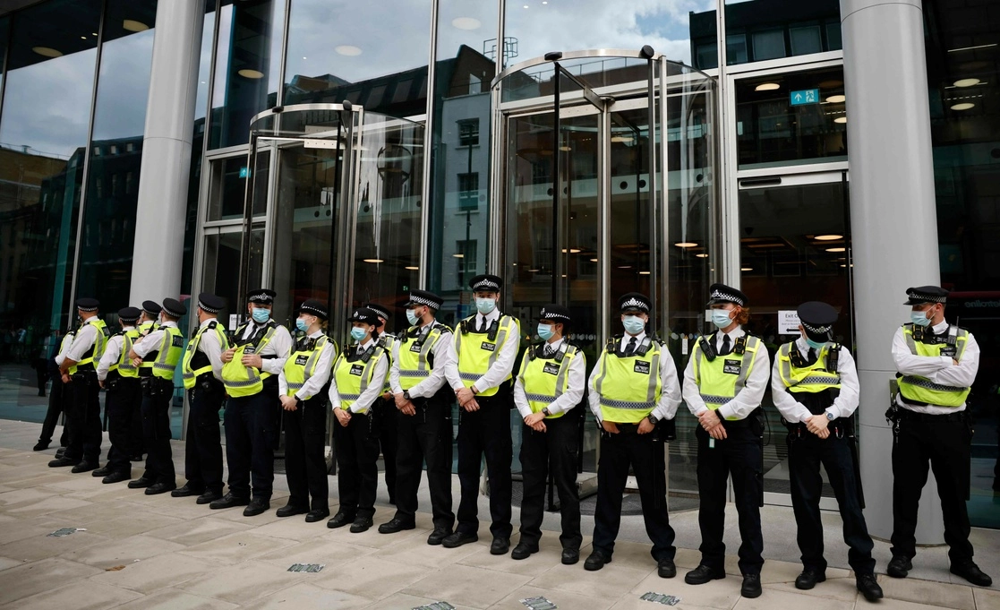 Policías resguardan un edificio en Londres, Inglaterra, ante la cercanía de manifestantes antivacunas que se oponen a las restricciones sanitarias. Foto Afp/Archivo